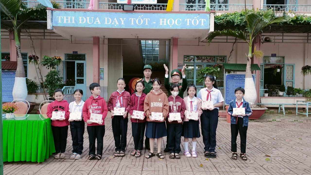 HỘI CỰU CHIẾN BINH PHƯỜNG TÂN LẬP TUYÊN TRUYỀN CHO THẾ HỆ TRẺ  